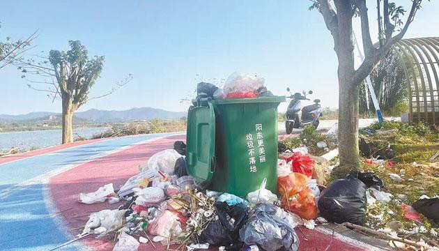 那龙河碧道垃圾成堆待清理