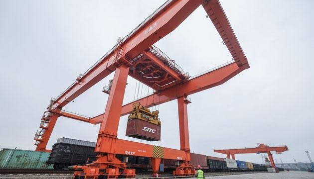 “钢铁驼队”拉来“洋年货”