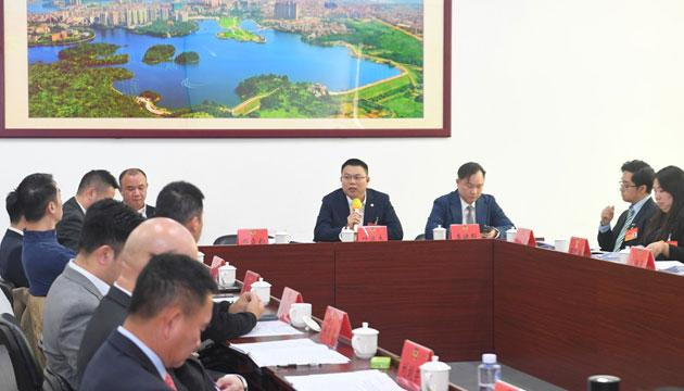 政协委员参加分组讨论热议政协工作报告