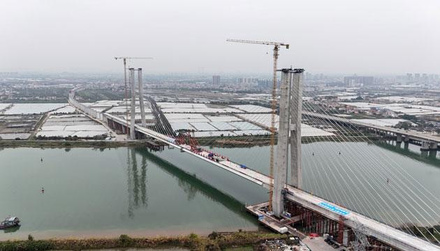 深江铁路广中江特大桥跨鸡鸦水道主桥顺利合龙