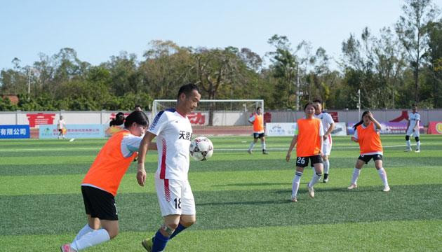 漠南中学首届校友足球赛开赛
