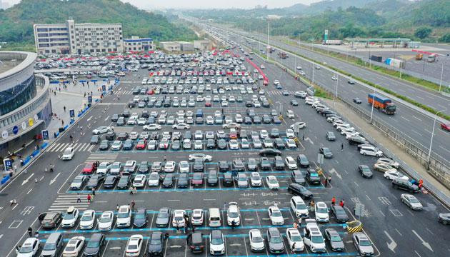 沈海高速阳江段迎来返程车流高峰