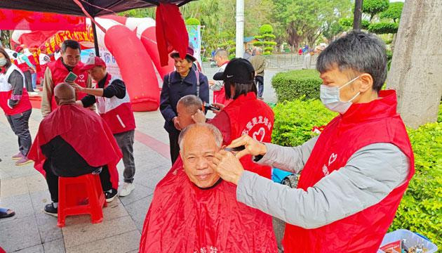 让“志愿红”成为学雷锋日一抹亮色