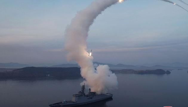 朝鲜“崔贤”号驱逐舰进行战略巡航导弹试射