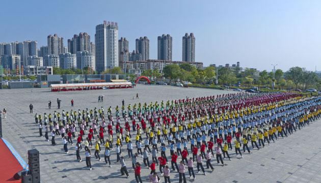 阳东区900名妇女同心齐舞《花开中国》