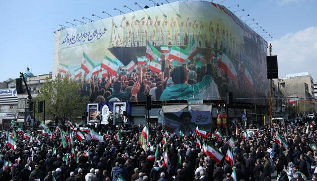 伊朗为遇难官兵和官员举行葬礼