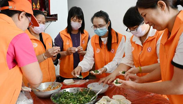 阳江志愿者把“微笑”送进大山深处