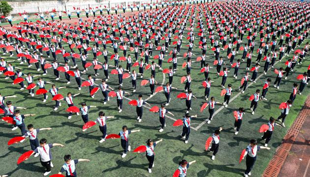 江城孩子，身上有汗眼里有光