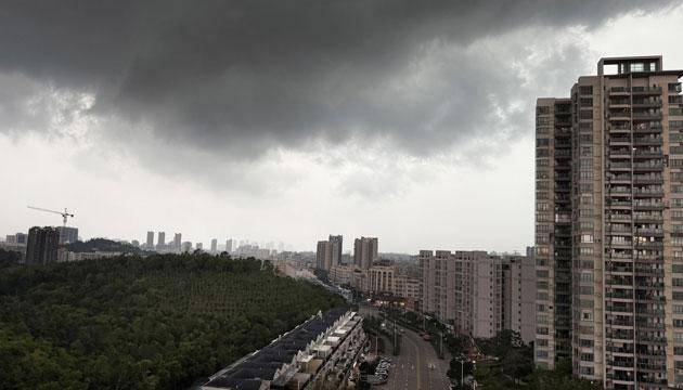 强对流突袭 白昼如黑夜