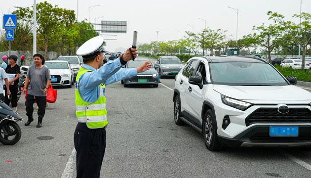 交管部门全力疏导 通行秩序整体平稳