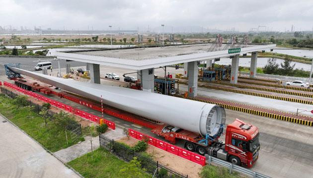 “巨无霸”风电叶片过站仅用几分钟