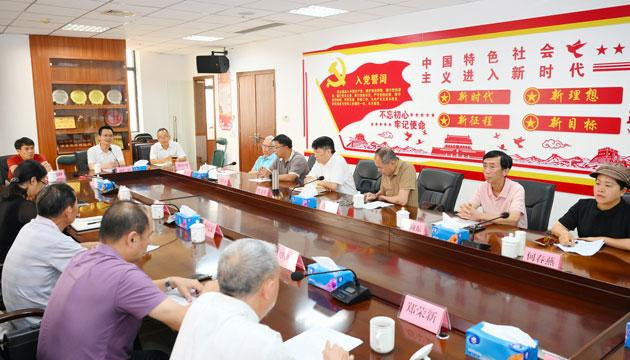 阳江日报社举办“读书与办报”座谈会