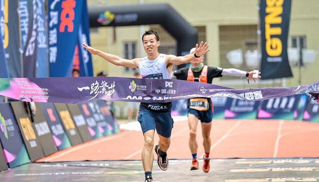 跑不动的时候，可看看旁边的杜鹃花