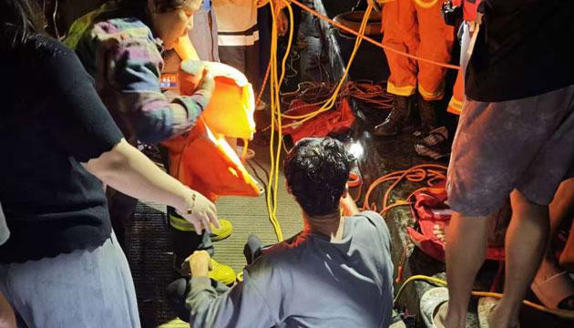 渔船失控撞桥 父子双双落水