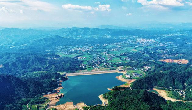 家在青山绿水间
