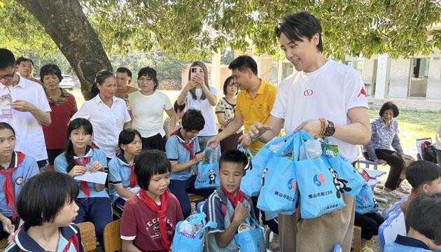 爱心拍卖学生作品 点亮乡村快乐童年