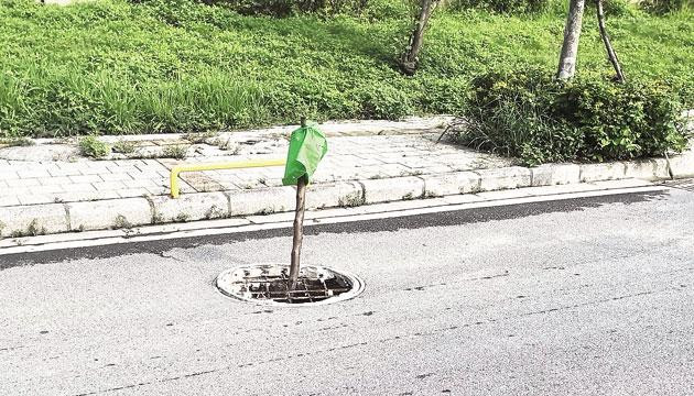 市区沿山路多处井盖缺失成“陷阱”