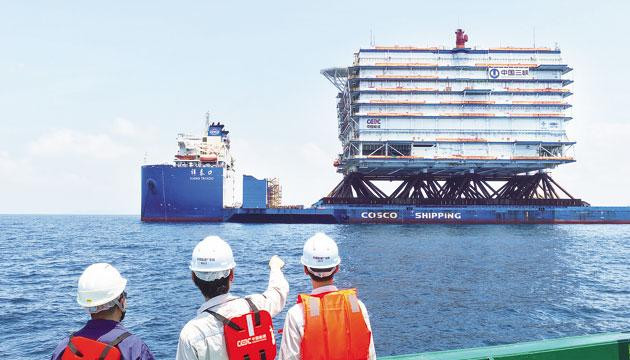 世界规模最大海上换流站抵达阳江海域