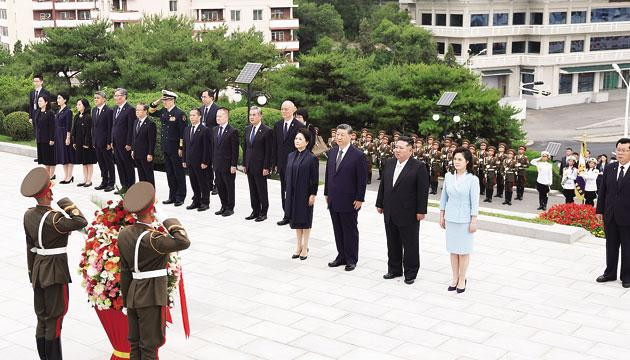 习近平和彭丽媛参谒中朝友谊塔