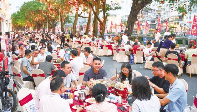 千人龙船宴在市区河堤路火热开席