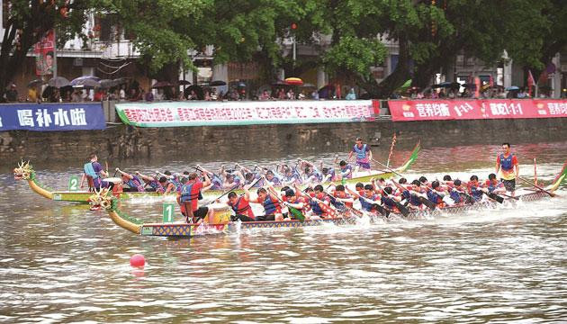 雨中奋楫展雄风 群众欢呼意兴浓