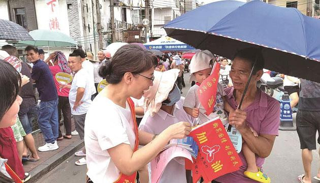 龙舟竞渡迎端午 国债知识入民心