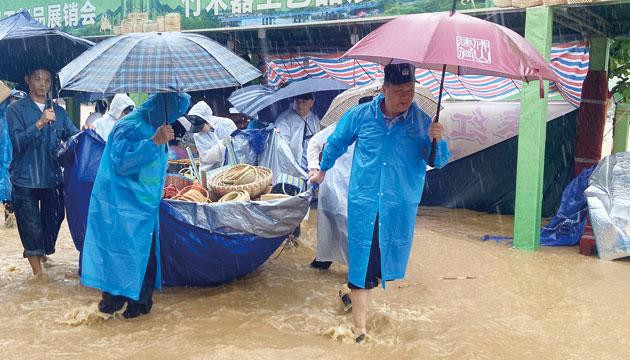我市遭遇特大暴雨，各地各部门迅速响应全力迎战