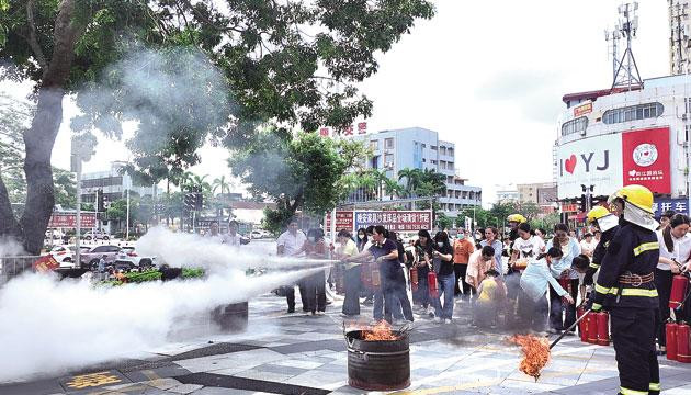 “实战+科普”筑牢商圈安全防线