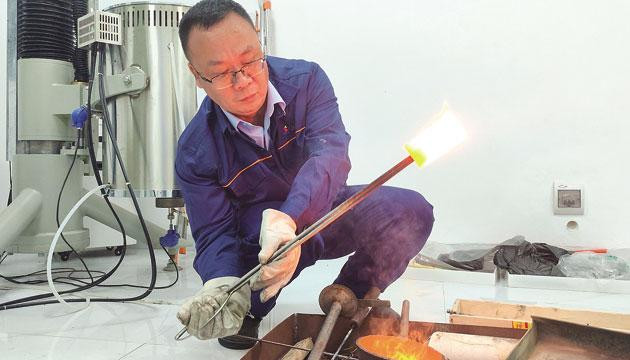 三十多年淬火 炼成“钢铁达人”