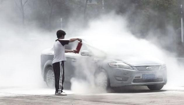 “一趟一趟寻灭火器，顾不上害怕”