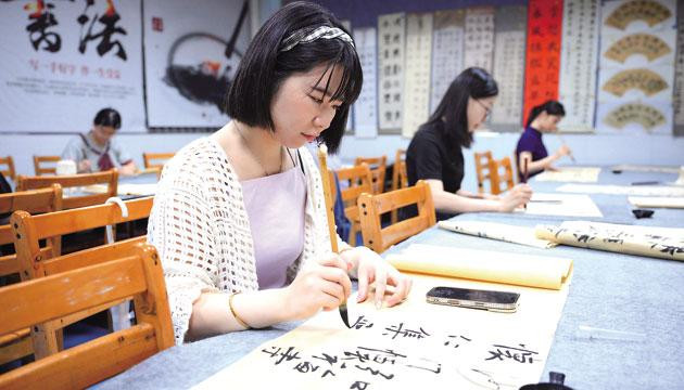 阳江“青年夜校”点亮缤纷夜生活