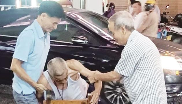雨夜老人不慎摔倒 三位市民主动搀扶