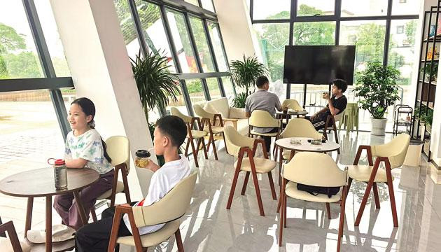 返乡创业女青年谭桂芝致力于丰富那龙河畔文旅业态
