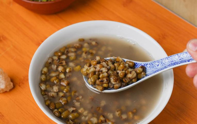 绿豆汤虽解暑 但忌大量猛灌