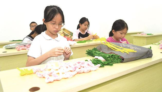 我市暑期公益课堂助力青少年快乐成长