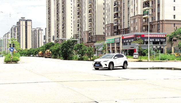 绿地小学旁红绿灯“罢工”数月