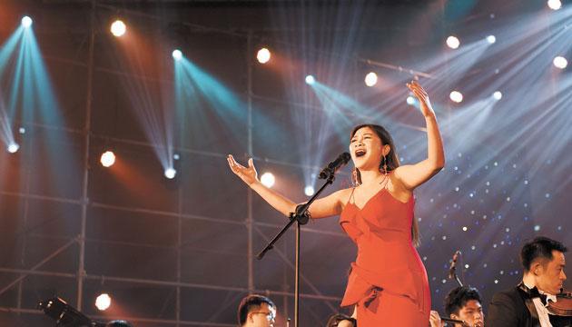 刘星雨个人音乐会在市体育馆举行